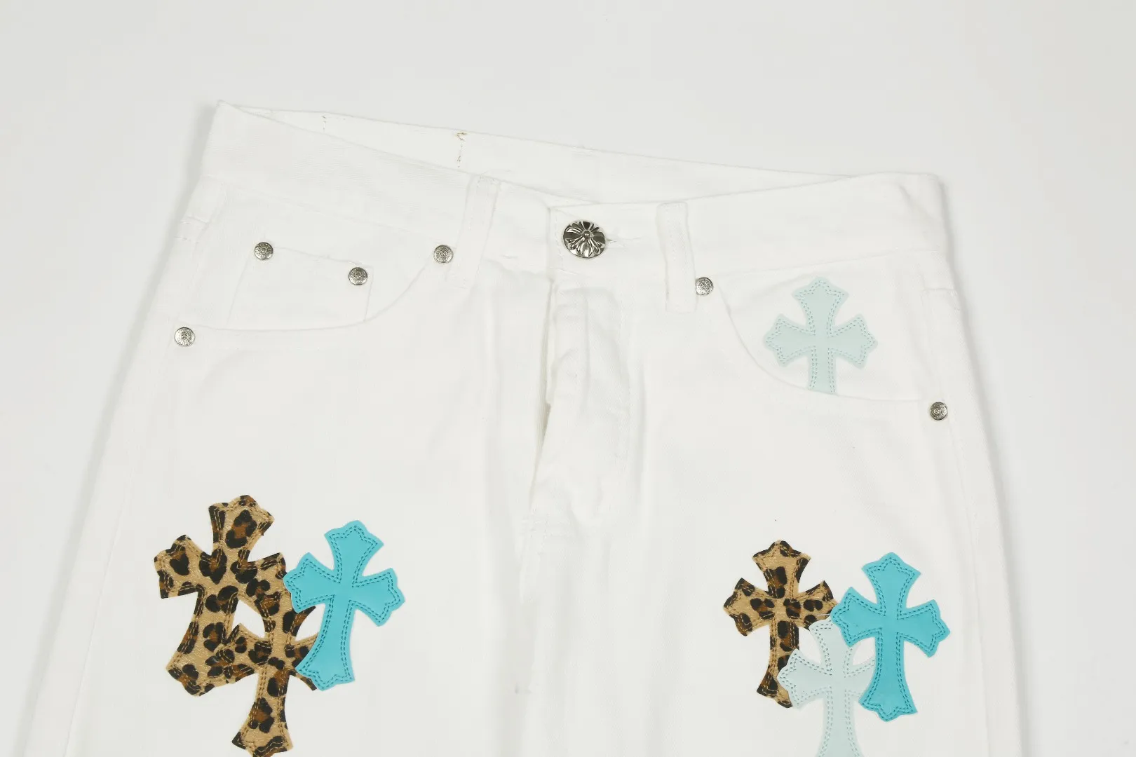 P260 White background image [High quality] Code: 25065# Color: pink leather/blue leather/blue leather leopard print/hand-painted leopard print Size: S/28 to The high version of the White Cow series is made of high-ounce custom-made fabrics. It is fermented and soft-colored. It is soft and thick to wear. The details are all hand-polished and made with craftsmanship. All-over jacquard fabric has a unique design style. It uses multiple processes to create a full retro feel. A niche and unique non-contrast shirt. Customized distressed spray-painted buttons. Every detail is crafted with craftsmanship.
